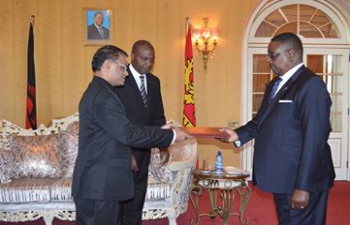 Mr. Suresh Kumar Menon, High Commissioner of India presented his credentials to H.E. President Prof. Arthur Peter Mutharika of the Republic of Malawi on Tuesday, 6 September, 2016 at Kamuzu Palace